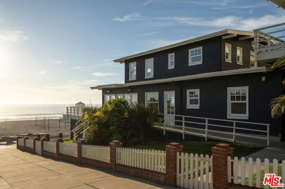1000 The Strand Manhattan Beach, CA 90266