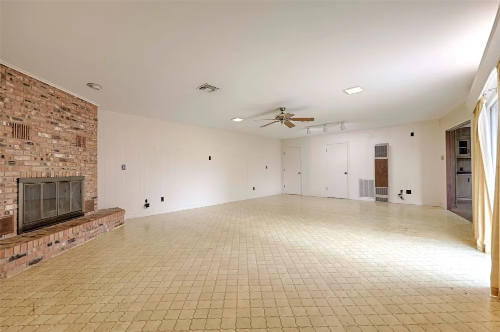 302 Baumgarten Street Schulenburg, TX 78956