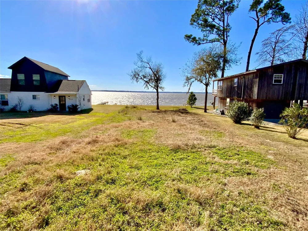 796 W Cattle Dr Onalaska, TX 77360