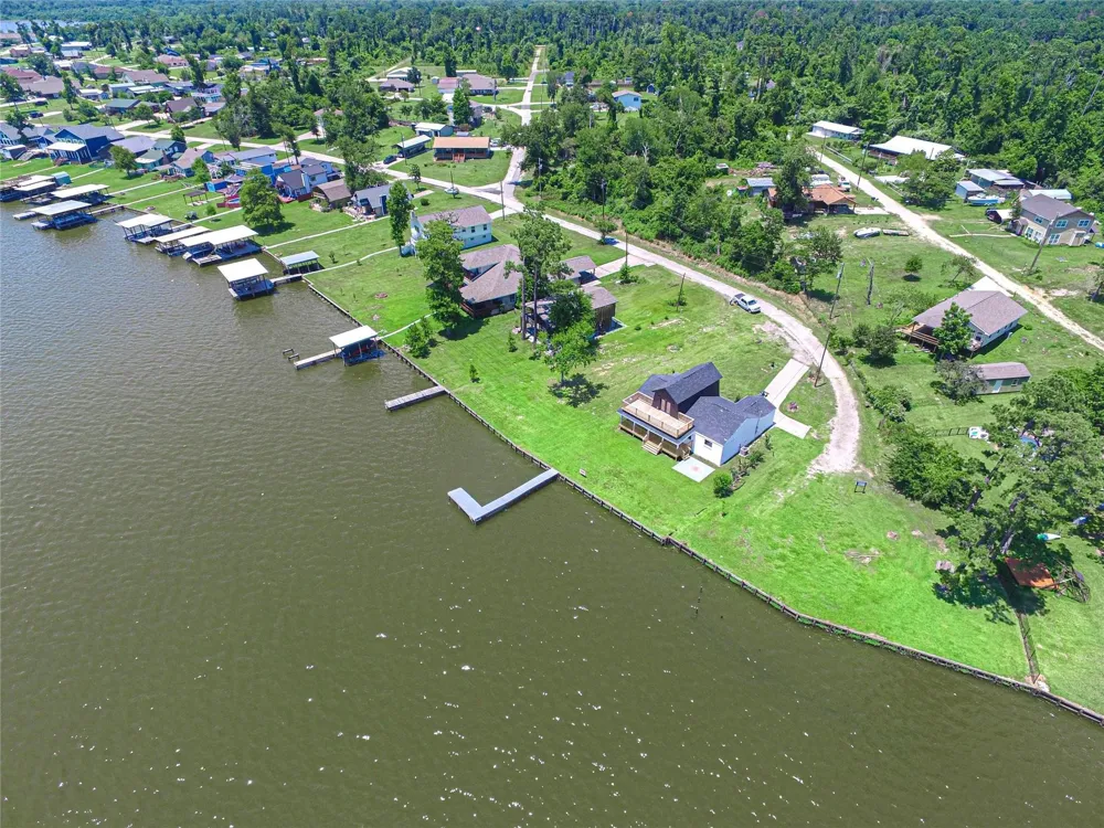 796 W Cattle Dr Onalaska, TX 77360
