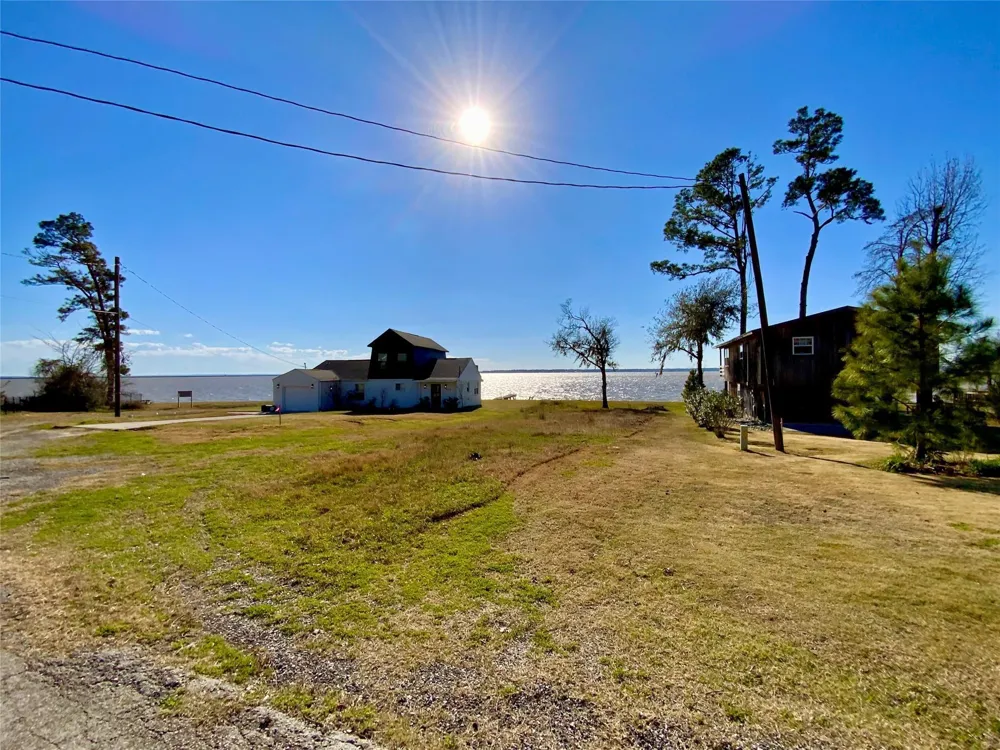 796 W Cattle Dr Onalaska, TX 77360