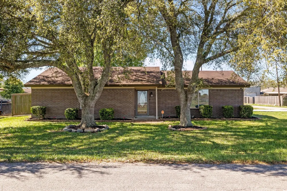1706 Avenue A Danbury, TX 77534