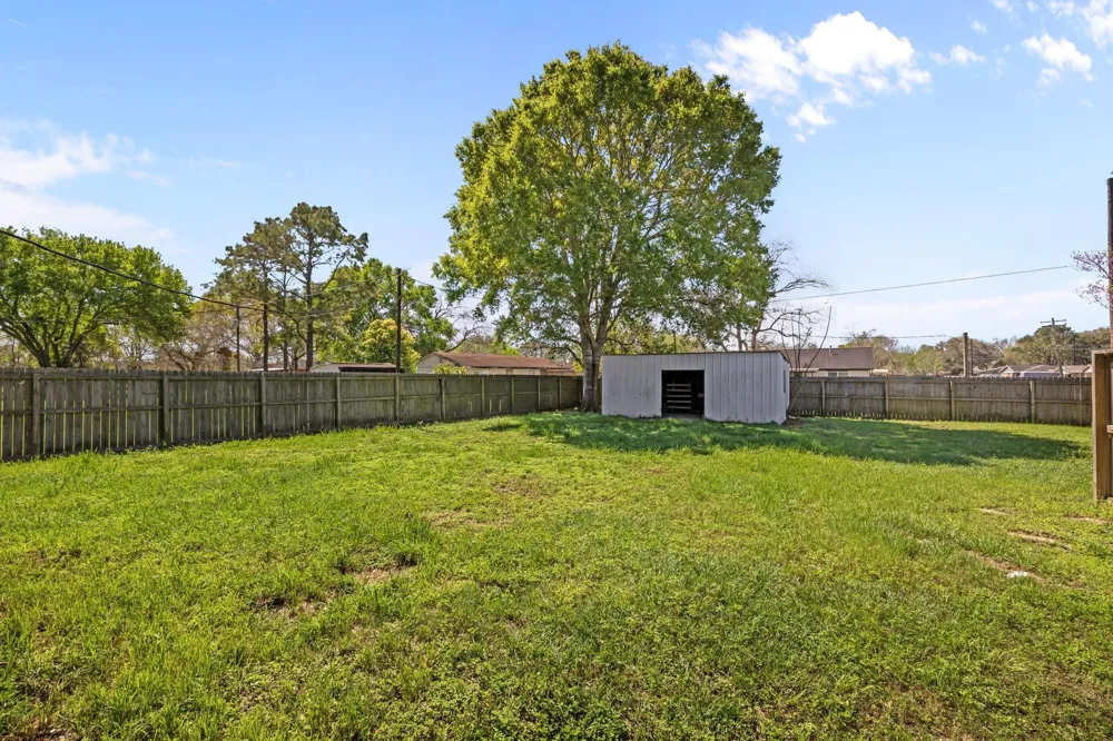 1706 Avenue A Danbury, TX 77534