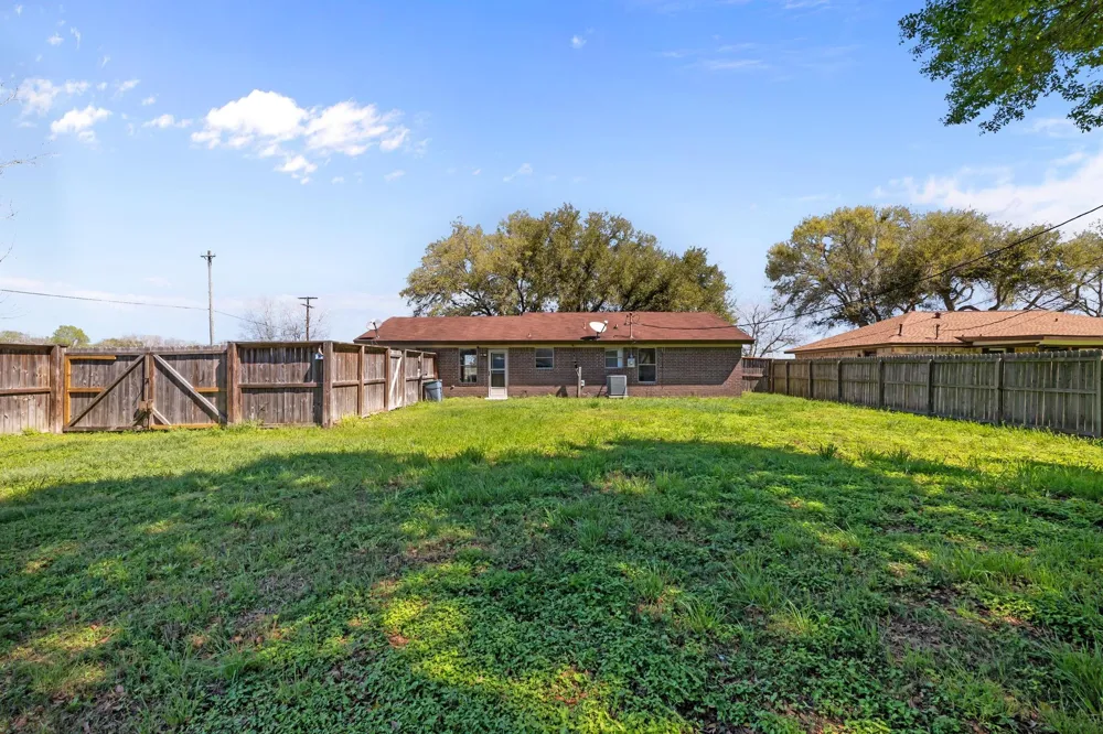 1706 Avenue A Danbury, TX 77534