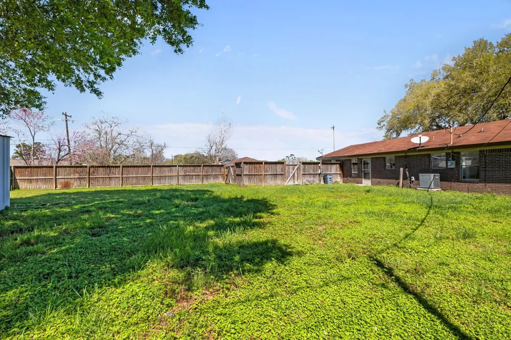1706 Avenue A Danbury, TX 77534
