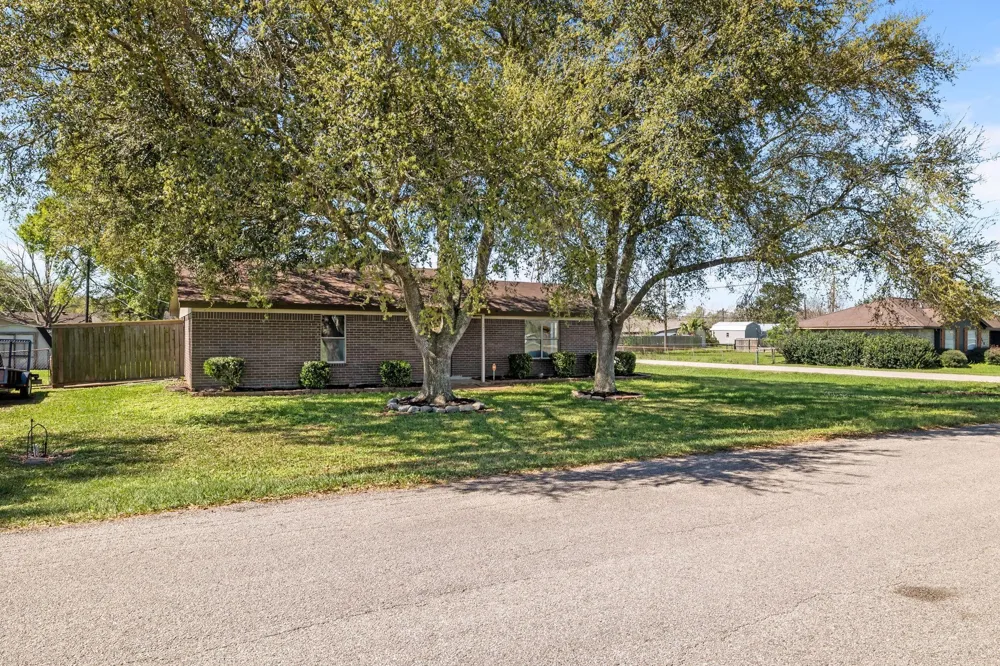 1706 Avenue A Danbury, TX 77534