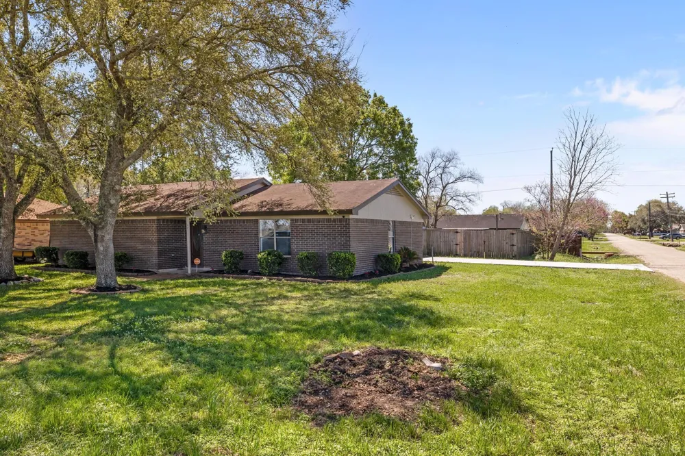 1706 Avenue A Danbury, TX 77534