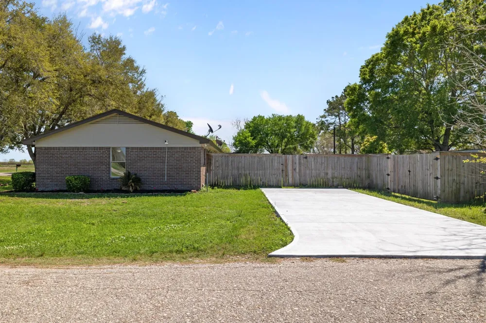 1706 Avenue A Danbury, TX 77534