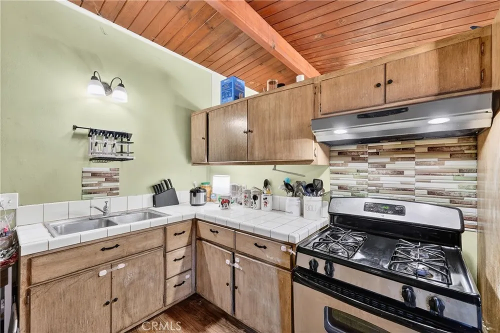 2415 Merrywood Pomona, CA 91767