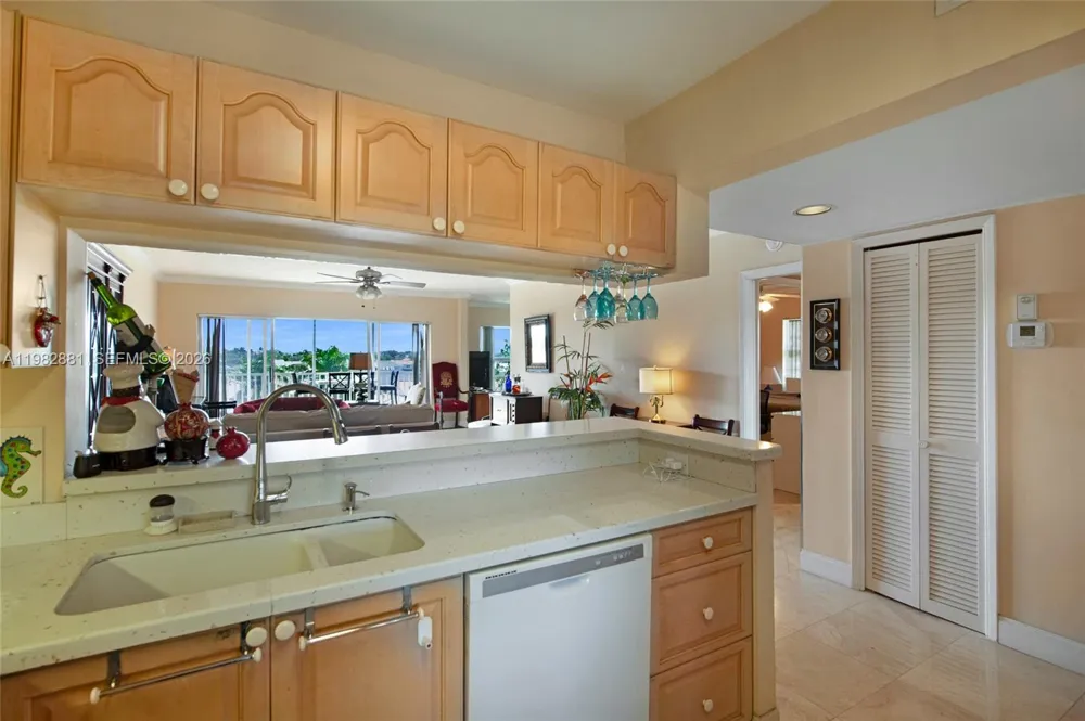 3050 NE 48th Ct #401 Lighthouse Point, FL 33064