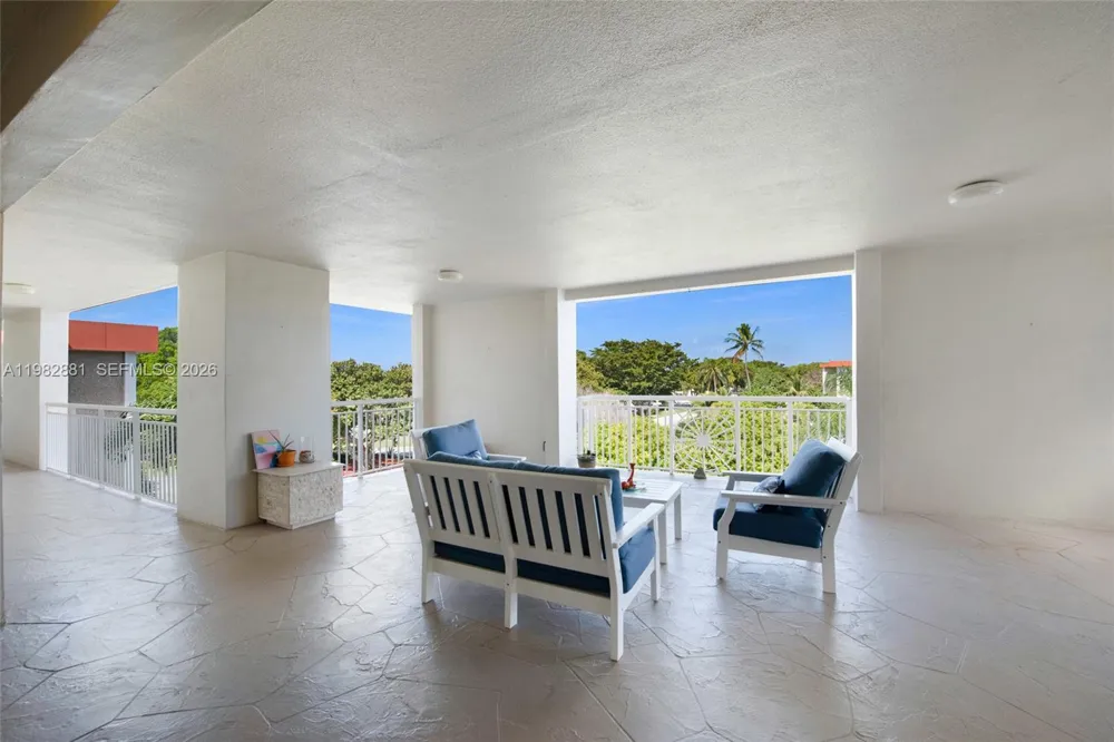 3050 NE 48th Ct #401 Lighthouse Point, FL 33064