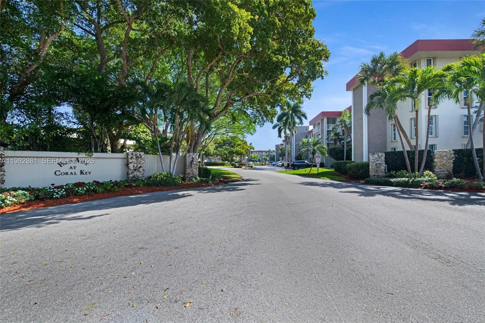 3050 NE 48th Ct #401 Lighthouse Point, FL 33064