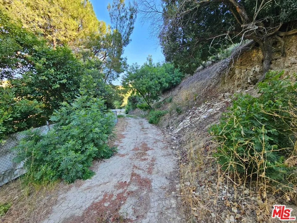 13388 Newcomb Drive Sherman Oaks, CA 91423