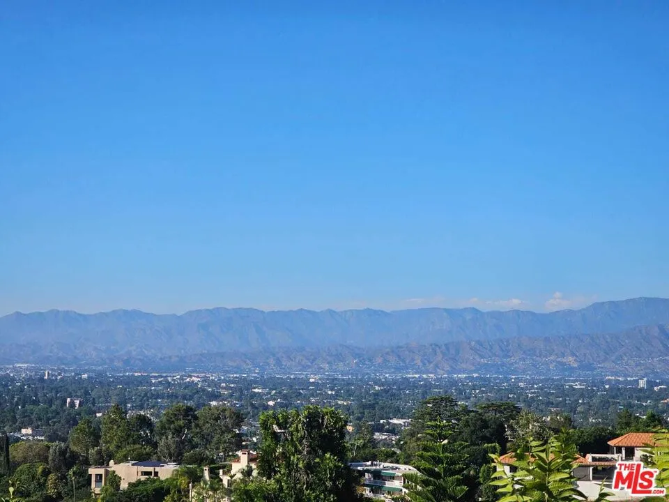 13388 Newcomb Drive Sherman Oaks, CA 91423
