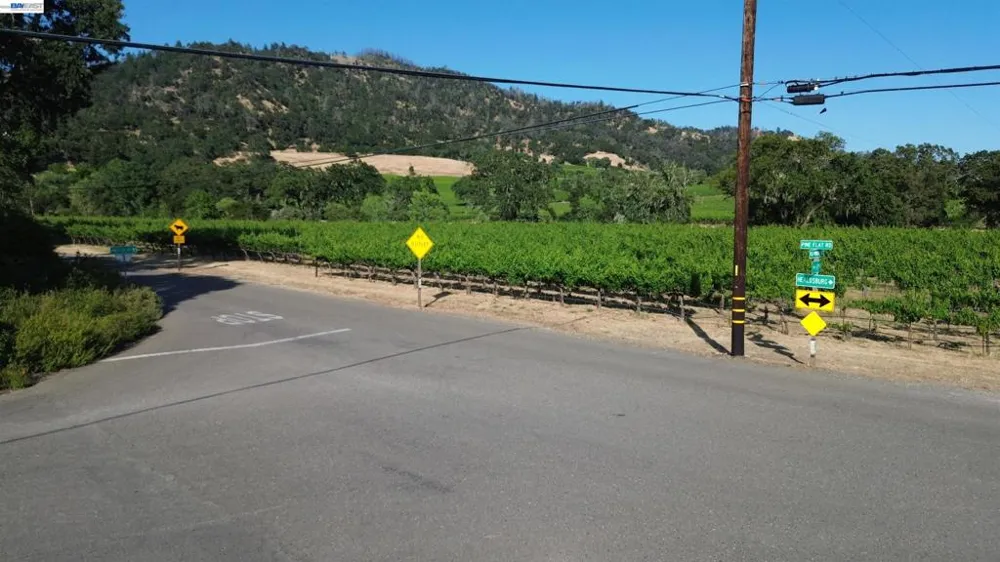 11311 Pine Flat Healdsburg, CA 95448