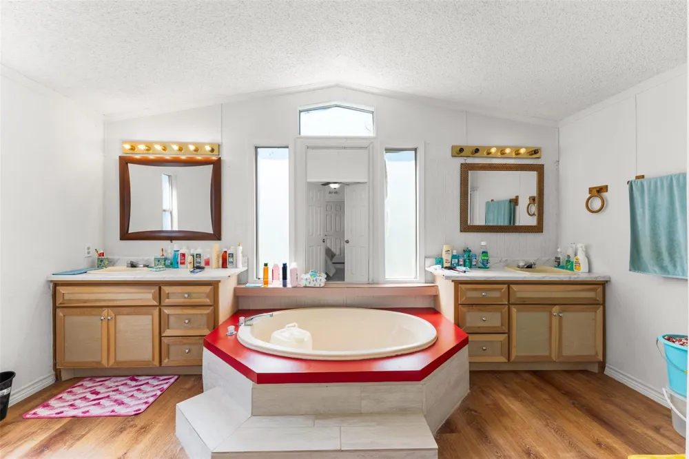 606 S Pine Hill Street Pinehurst, TX 77362