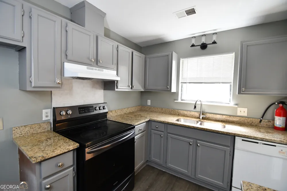 735 Oak DR Hapeville, GA 30354