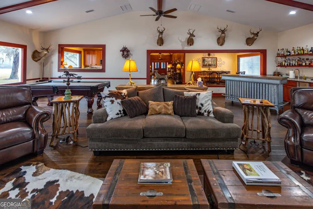 279 Mid River RD White Oak, GA 31568