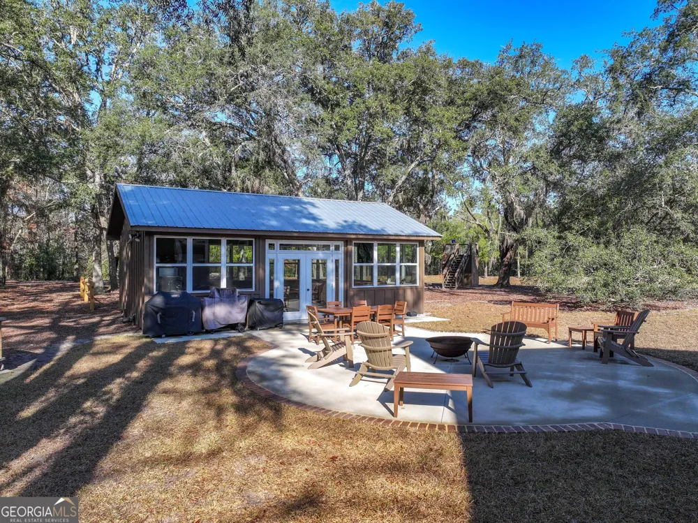 279 Mid River RD White Oak, GA 31568