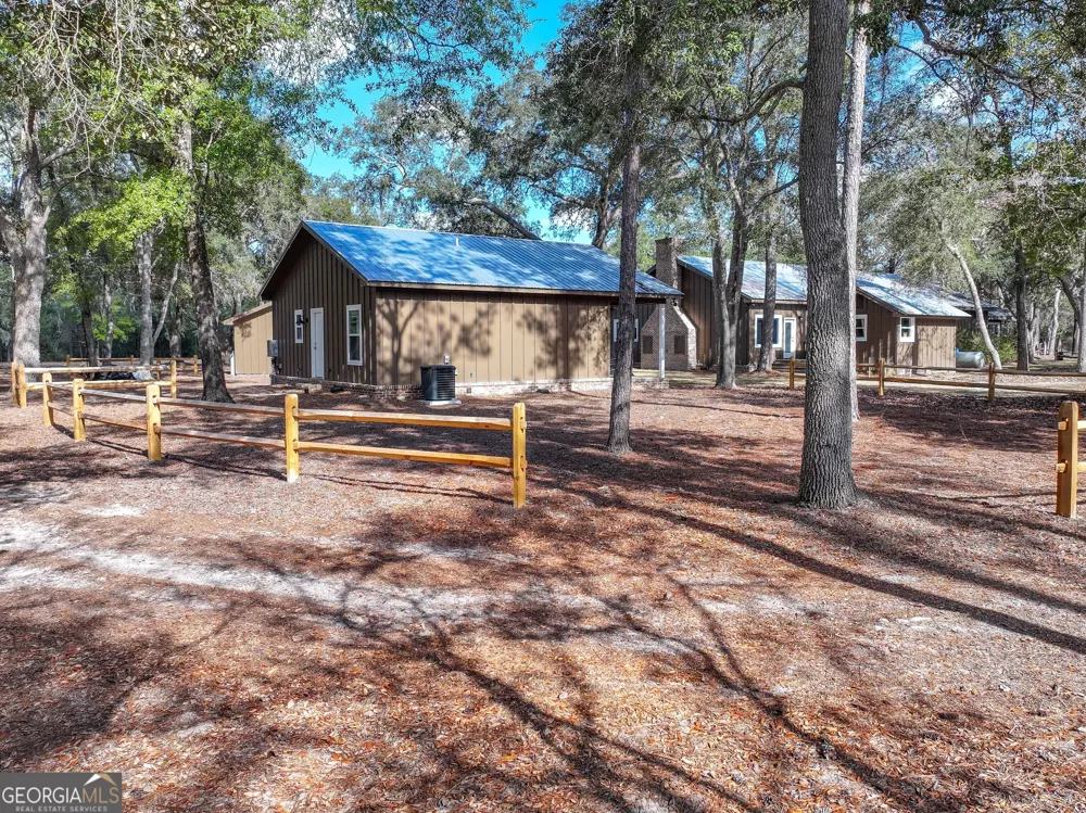 279 Mid River RD White Oak, GA 31568