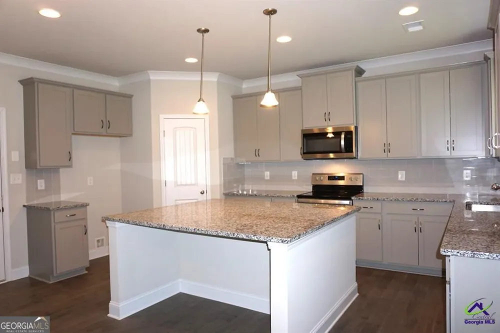 121 Bluecoat TRL Byron, GA 31008