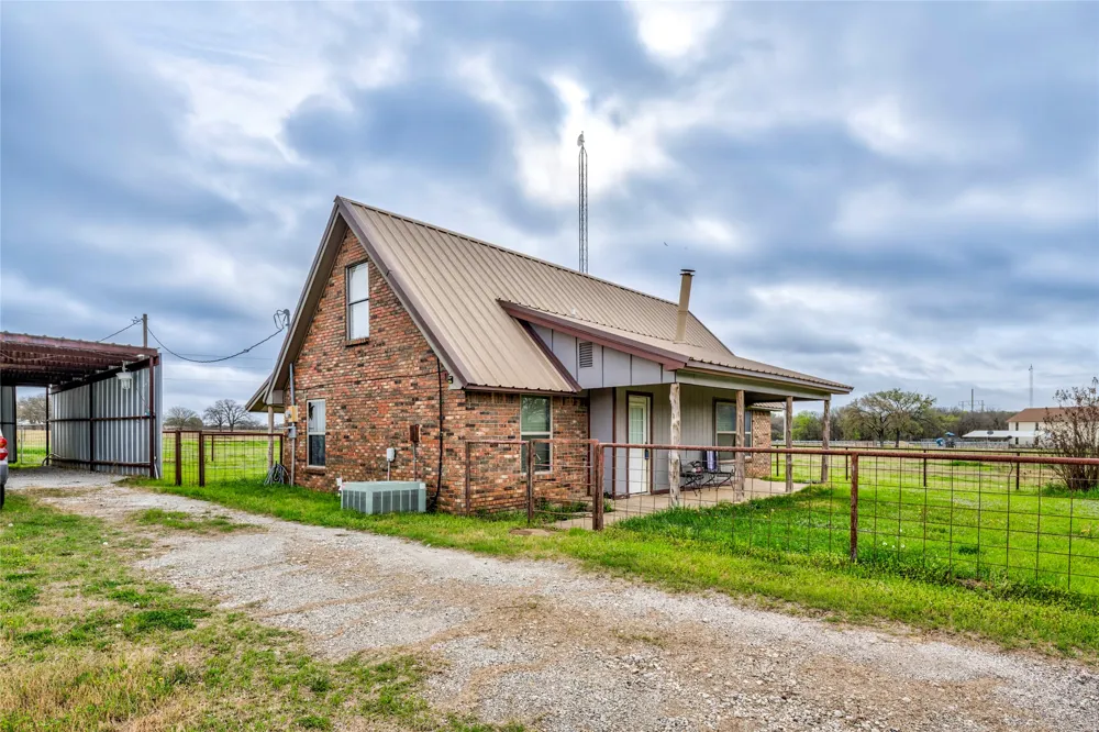 1106 Hcr 1414 Covington, TX 76636