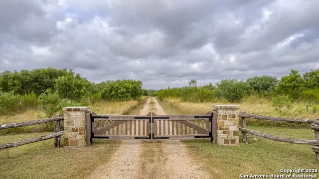2538 COUNTY ROAD 223 Floresville, TX 78114
