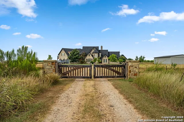 2538 COUNTY ROAD 223 Floresville, TX 78114