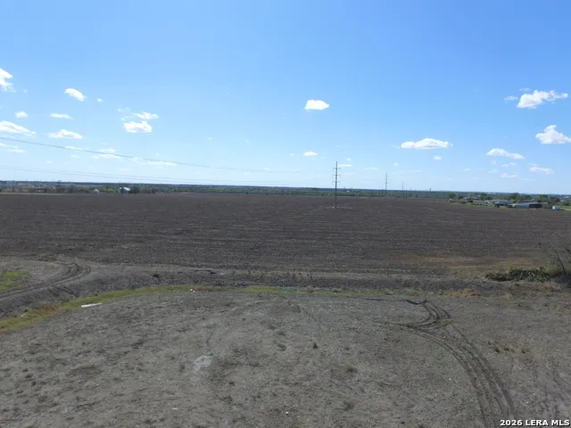 203 Farmhouse Marion, TX 78124