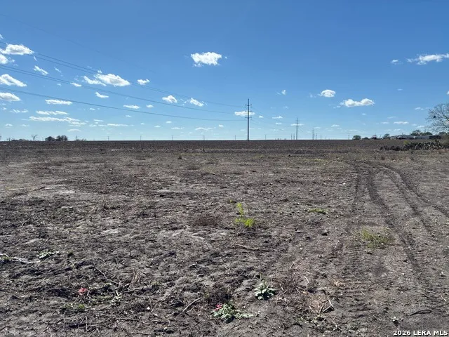 203 Farmhouse Marion, TX 78124