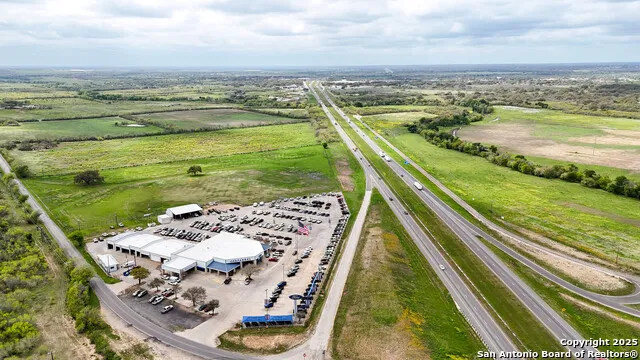 1001 S IH 35 Devine, TX 78016