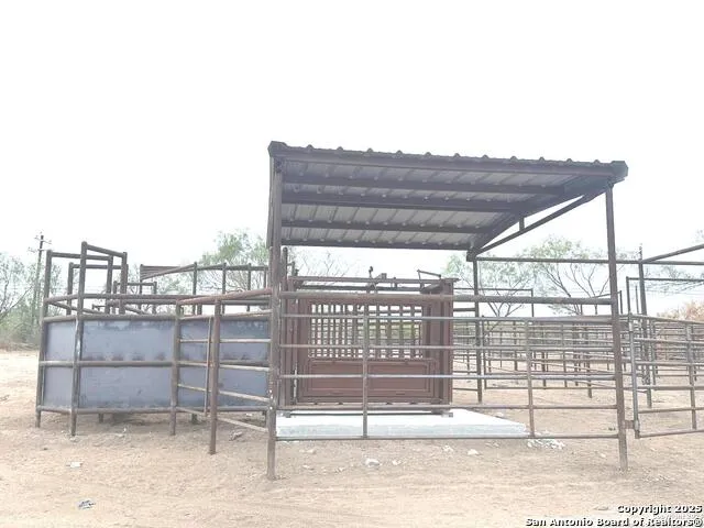 1001 S IH 35 Devine, TX 78016