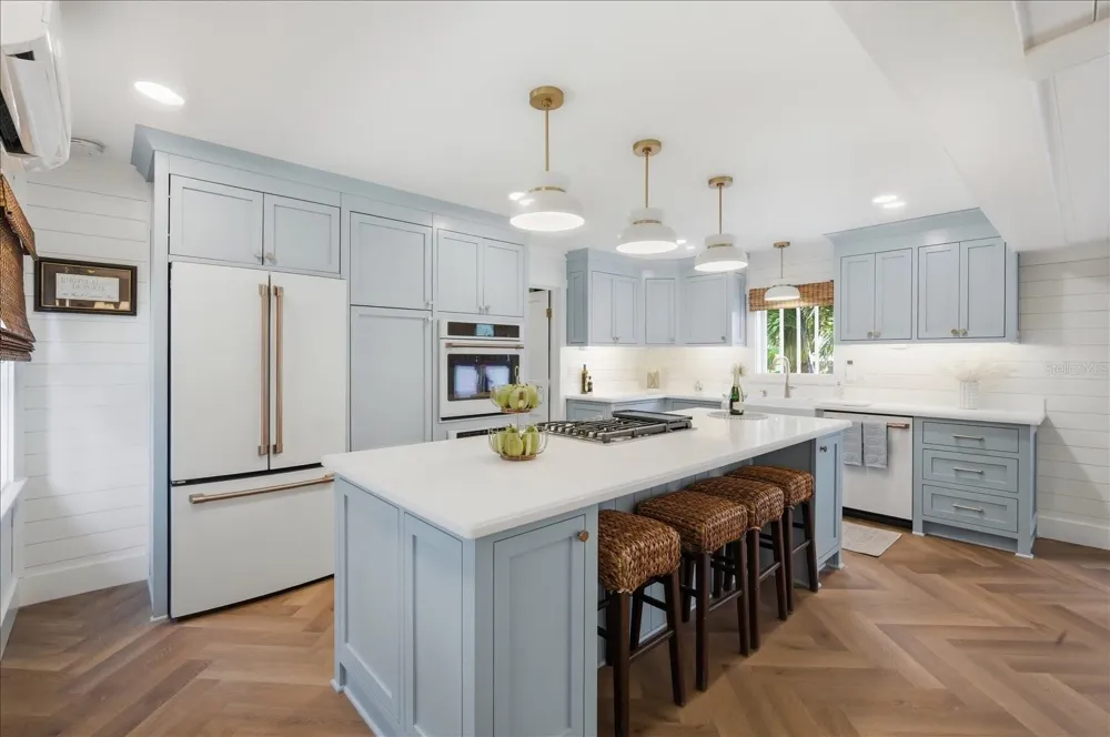 2913 GULF DRIVE Holmes Beach, FL 34217