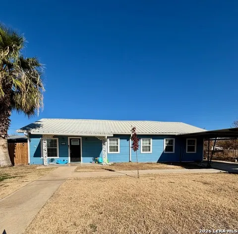 211 E Maverick