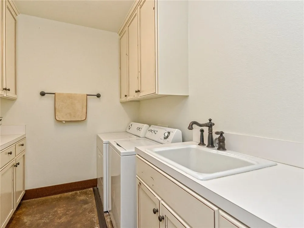 115 Hill Loop Spicewood, TX 78669