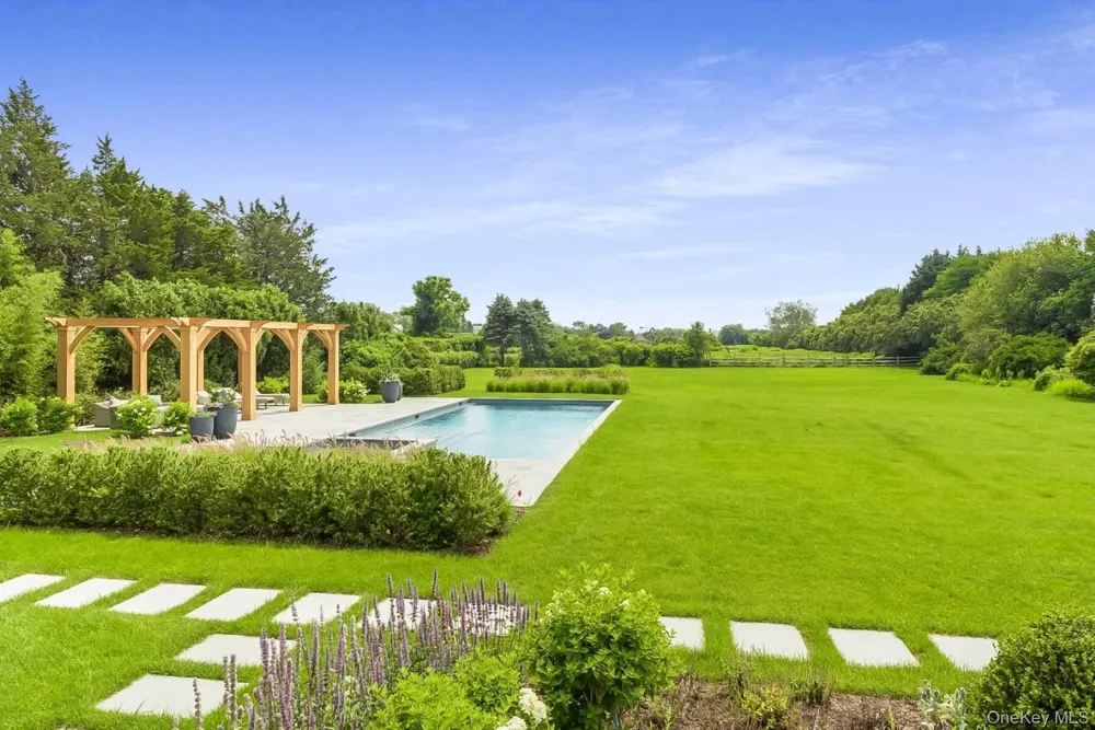 571 Pauls Lane Bridgehampton, NY 11932