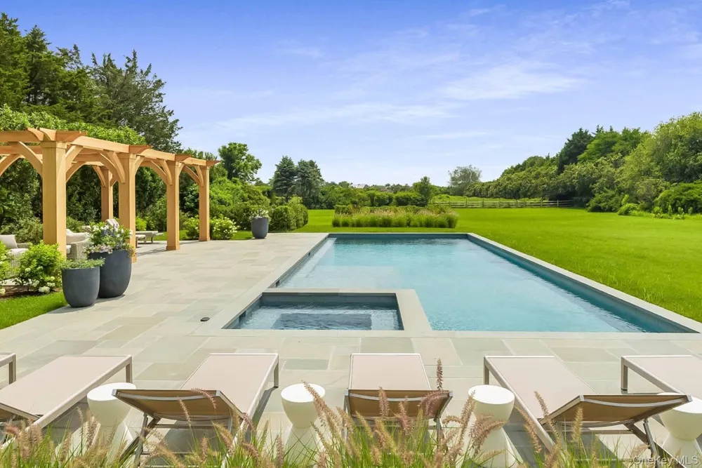 571 Pauls Lane Bridgehampton, NY 11932