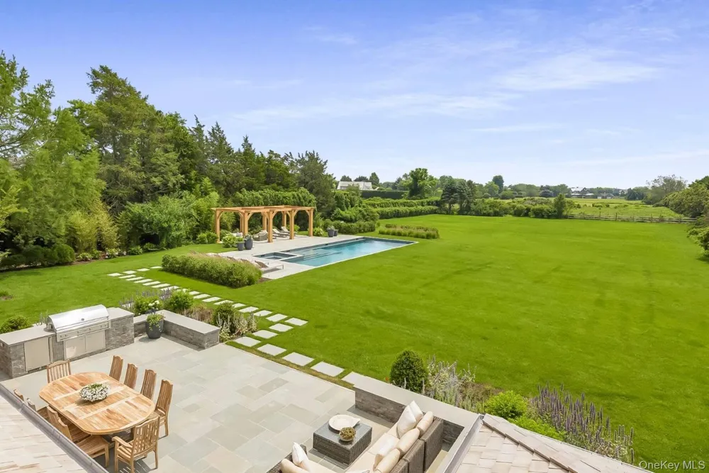 571 Pauls Lane Bridgehampton, NY 11932