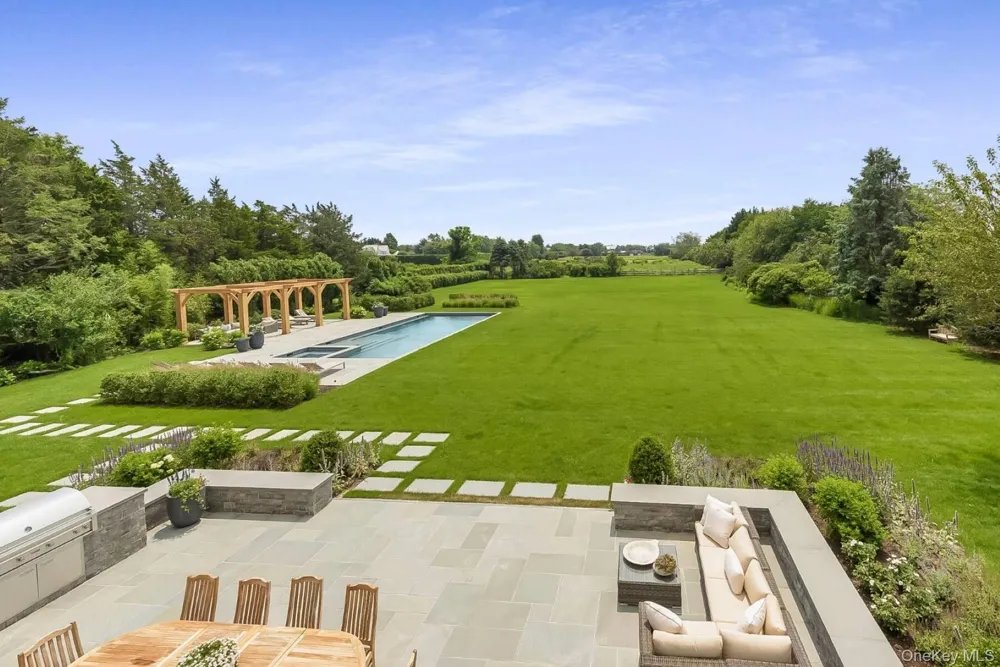 571 Pauls Lane Bridgehampton, NY 11932