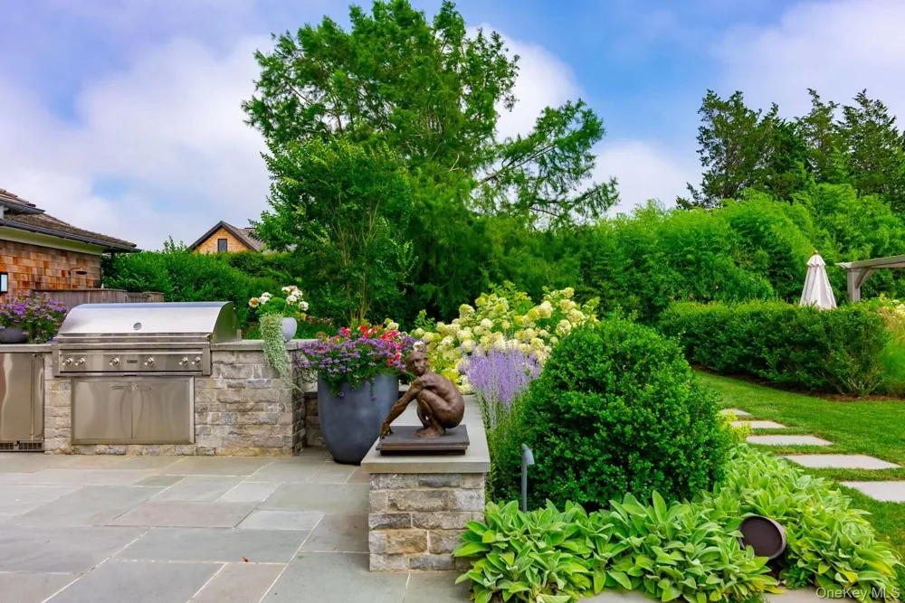 571 Pauls Lane Bridgehampton, NY 11932