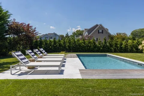 48 Middle Pond Road