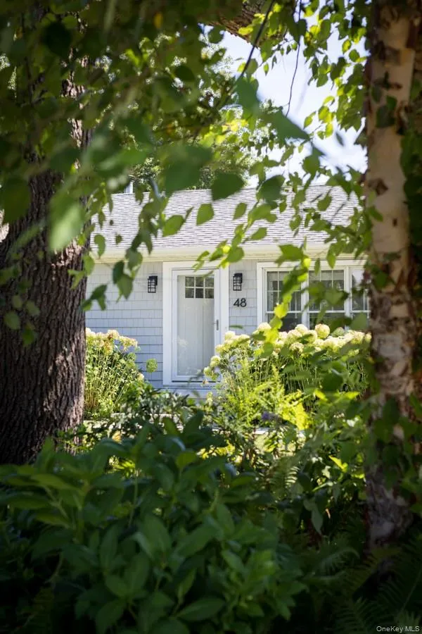 48 Middle Pond Road Southampton, NY 11968