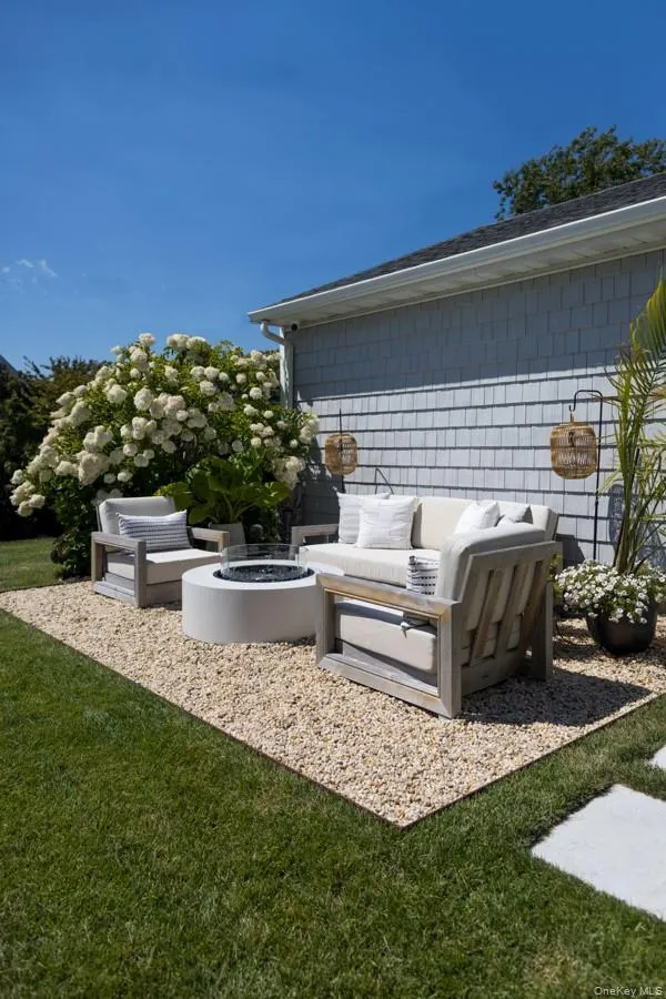 48 Middle Pond Road Southampton, NY 11968