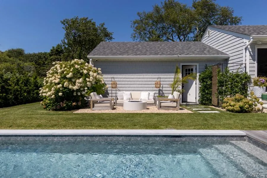 48 Middle Pond Road Southampton, NY 11968