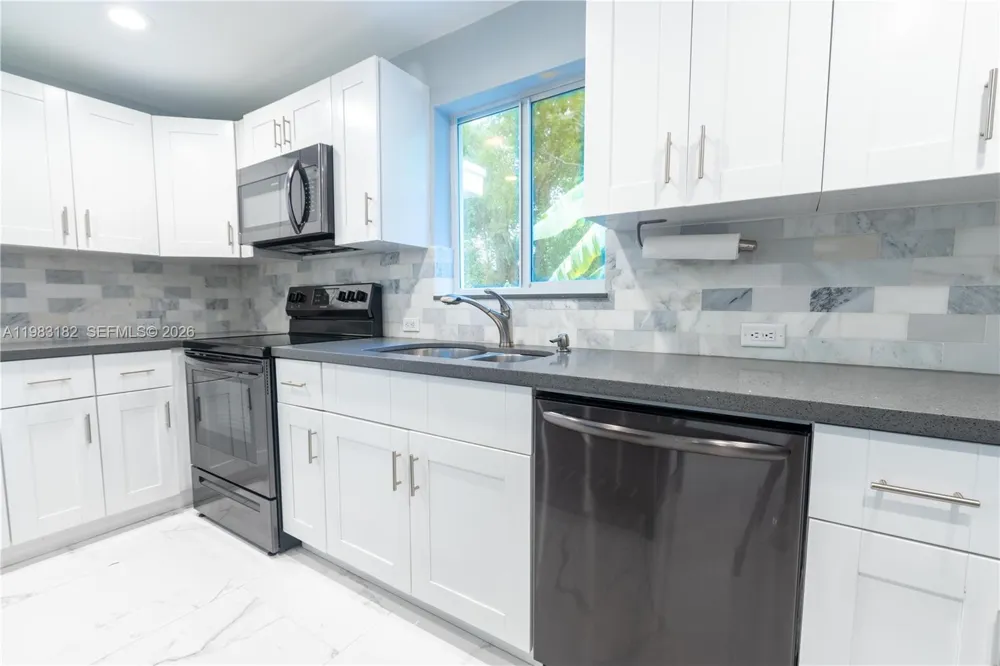 11 Judy Pl Key Largo, FL 33037