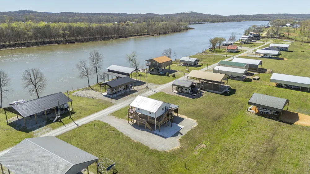 1082 WC Pickett Clifton, TN 38425