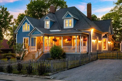 207 Main St E