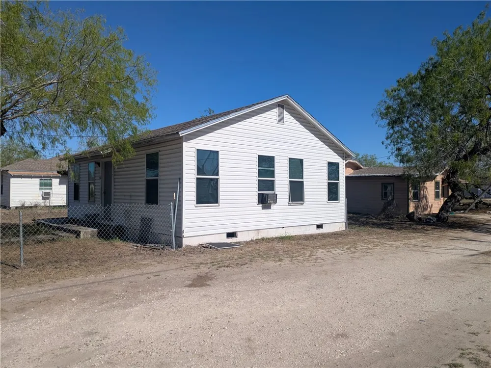 319 S Nueces Street Mathis, TX 78368