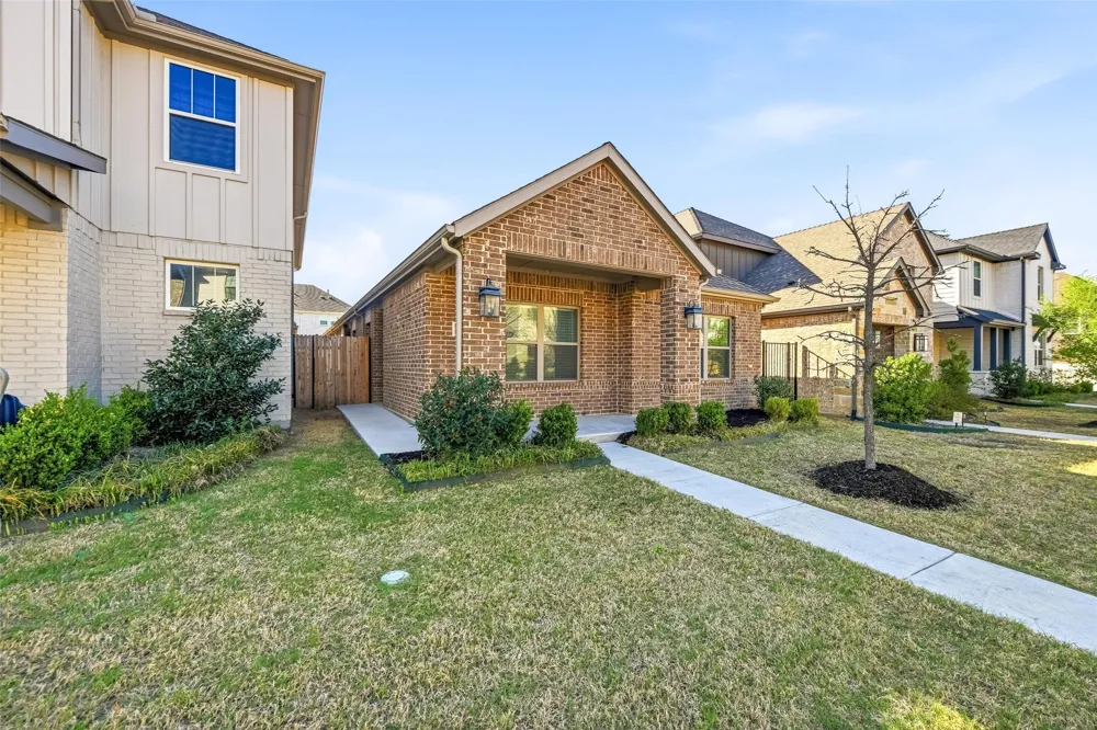 4705 Sunny Pathway Haltom City, TX 76117