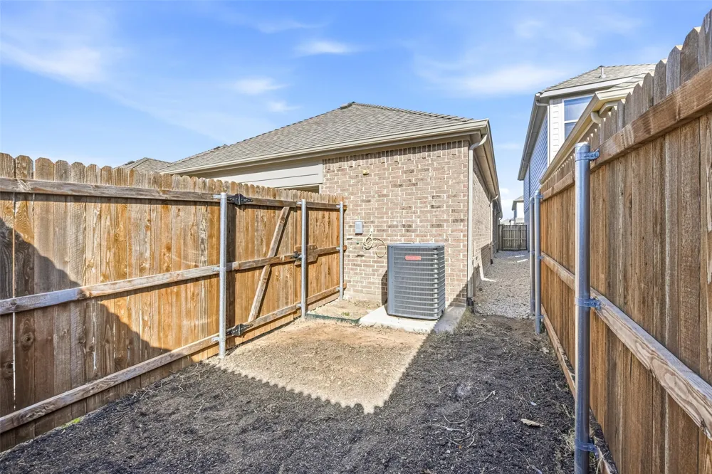 4705 Sunny Pathway Haltom City, TX 76117
